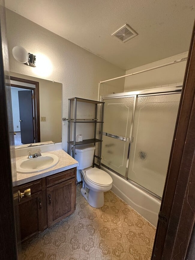 Building Photo - Lovely 4 bedroom house avail now