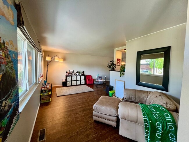 Building Photo - Beautiful 4 bed 2.5 bath in Hampden neighborhood!
