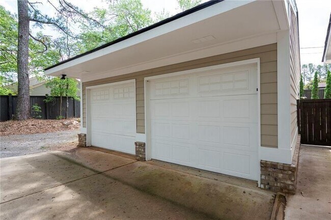 Building Photo - 2356 Pinkney Dr