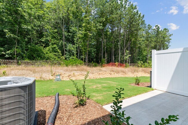 Building Photo - Updated 3BR Townhome with Pool and Spaciou...