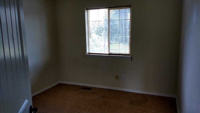 Building Photo - Modern Townhouse in Post Falls