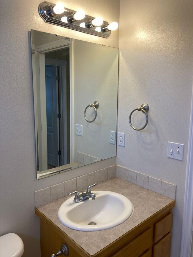 Building Photo - 928 N Middlemist Pl - Awesome Backyard, Go...