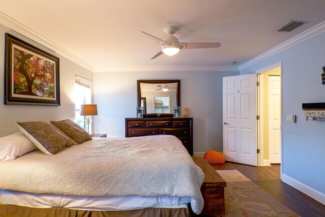 Building Photo - Beautifully updated 3-bedroom, 2-bathroom fence yard home in Fort Myers