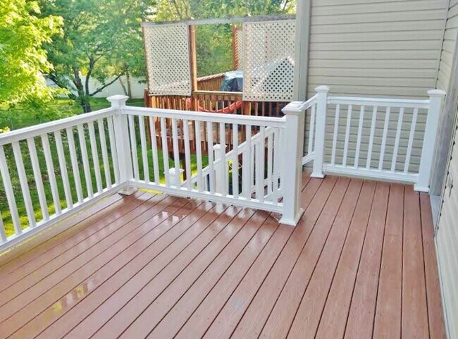 Building Photo - 3 Bed / 2 Bath Single Family Townhome
