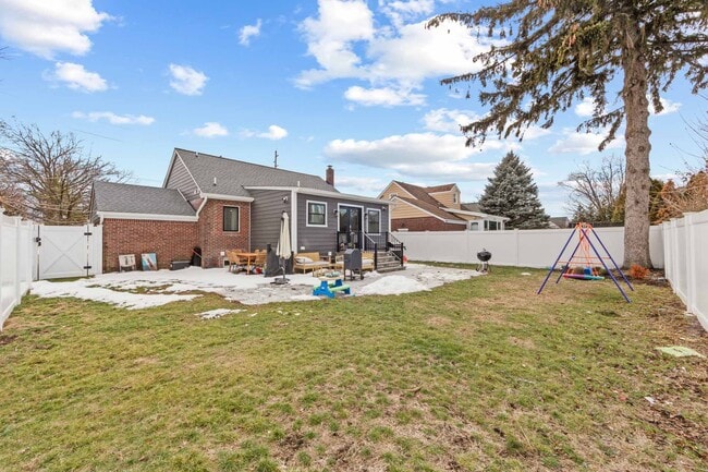 Building Photo - 17-11 Berdan Ave