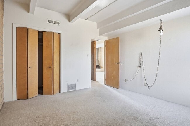 Building Photo - 500 NE 15th St