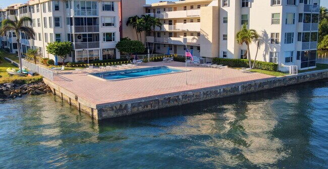 Building Photo - 1810 New Palm Way