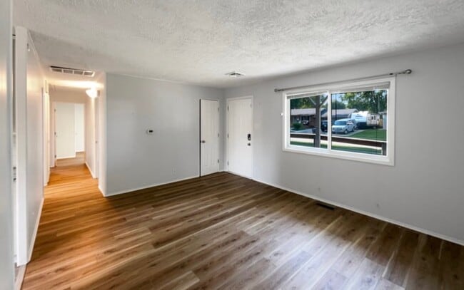 Building Photo - 17 Crestview Dr