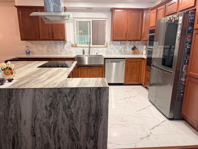 Building Photo - 3-4 bedroom house across from park, available now!