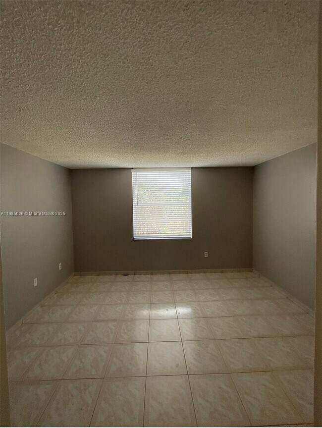 Building Photo - 10000 NW 80th Ct