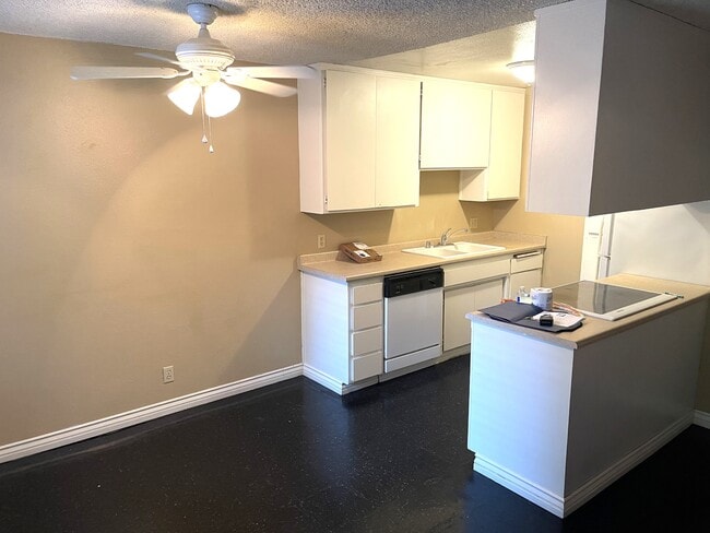 Building Photo - 1412 N Cherry St