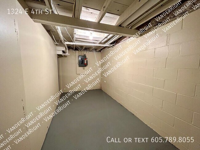 Building Photo - 1324 E 4th St