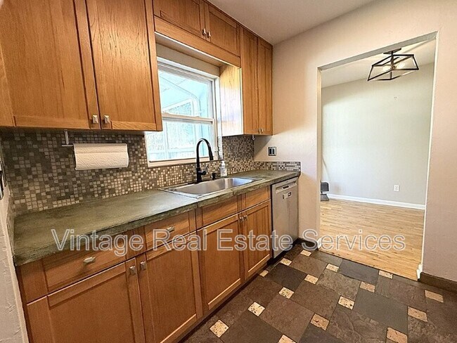 Building Photo - 105 N Aurora Ave