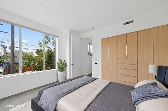 Building Photo - Discover this striking 3 bedroom apartment for rent in Venice, offering 4 bathrooms, contemporary...