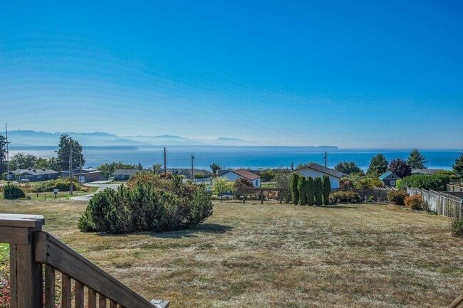 Building Photo - Lovely Mid-Island Home Available August 19th!