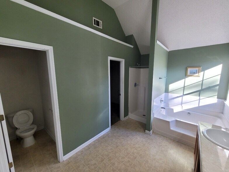 Building Photo - 3551 Creekview Dr