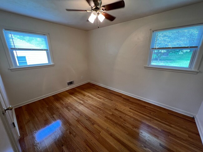 Building Photo - Three Bedroom, 1 bath, nice neighborhood i...