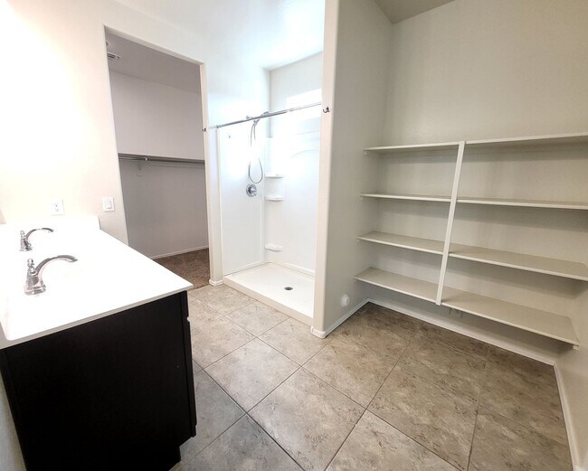 Building Photo - 3 Bedroom 2 Bathroom Magma Ranch Home