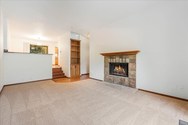 Building Photo - Lovely 3 bedroom, 2.5 bath townhouse with ...