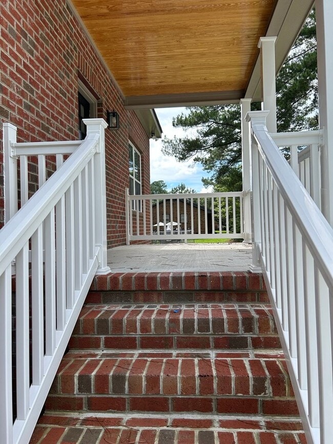 Building Photo - For Rent: Like New 3-Bedroom 2.5 Bath Home for Rent