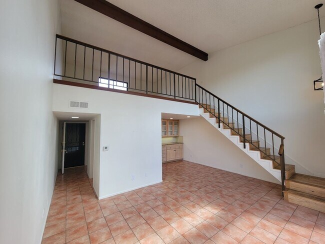Building Photo - HUGE UPPER 1BD/1.5BA CONDO WITH LOFT, PARKING LAUNDRY AND 2 PRIVATE BALCONIES!!