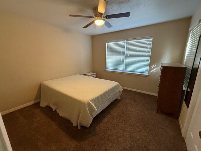 Building Photo - 420 E 47th St