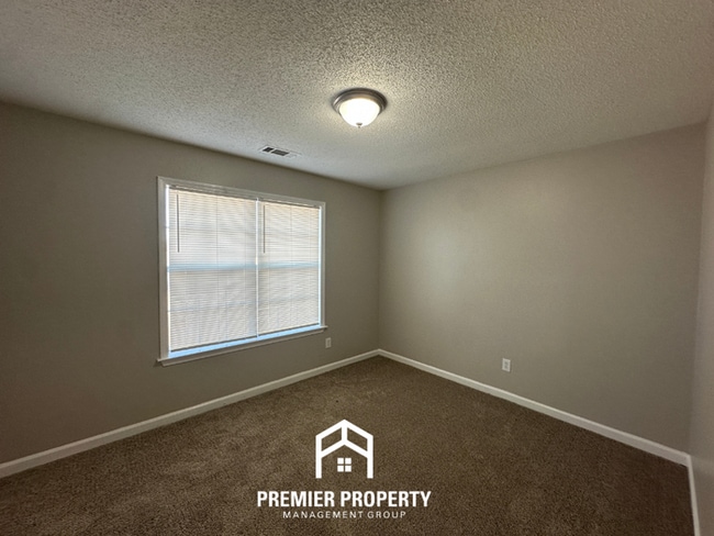 Building Photo - 4 Bedroom Home for Rent in Memphis, TN | High Ceilings, Stone Fireplace & 2-Car Garage