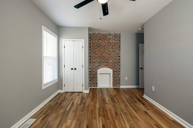 Building Photo - 1659 Summit St