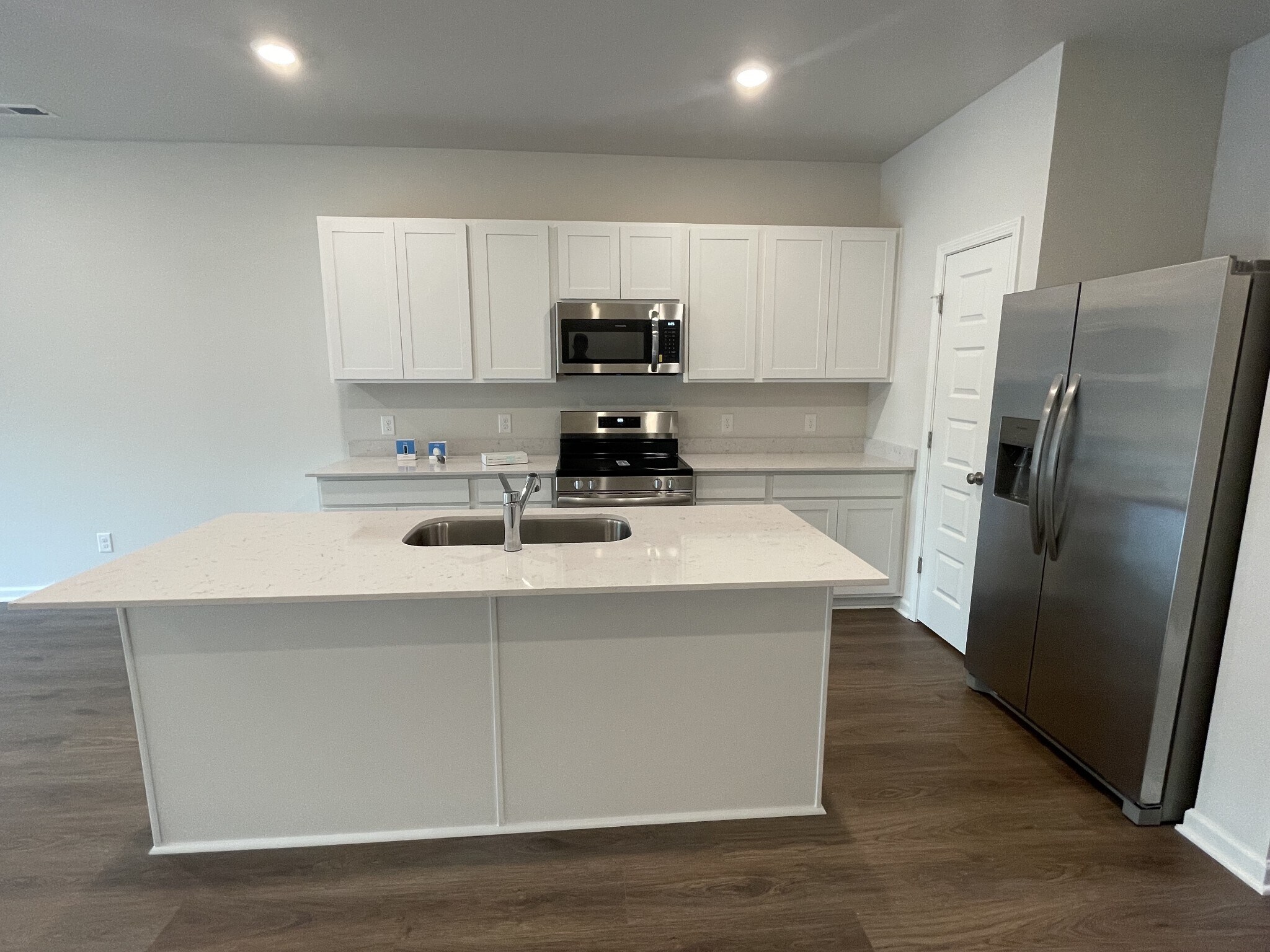 Building Photo - 681 Birdie Dr