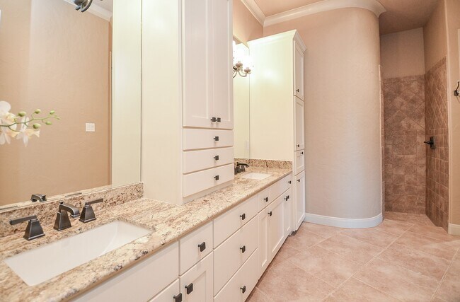 Building Photo - 12316 Oak Bend Cir