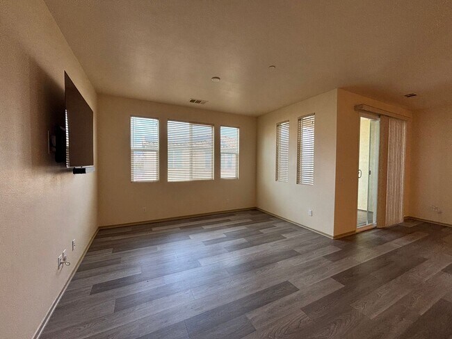 Building Photo - *** $500 Move in special if lease is signe...