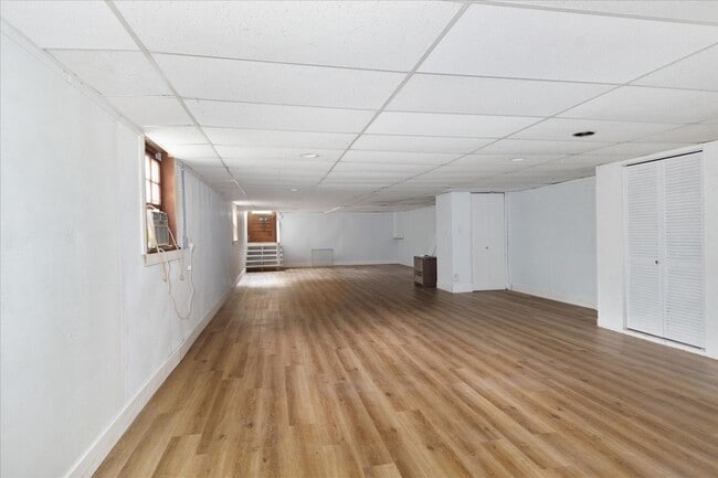 Building Photo - 204 Lake Cir Dr