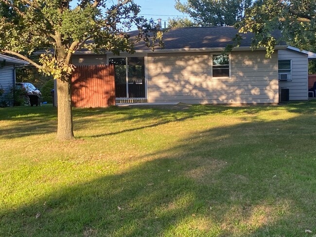 Building Photo - 2218 Midland Dr