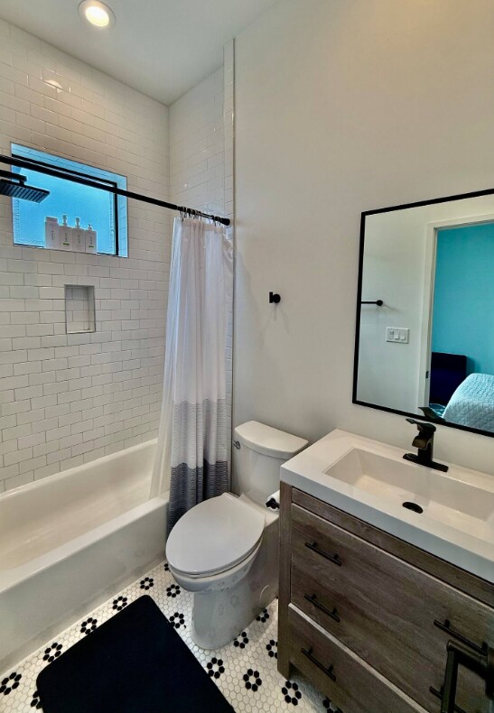 Building Photo - 513 Memorial Heights Dr