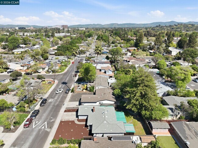 Building Photo - 1930 Sunshine Dr