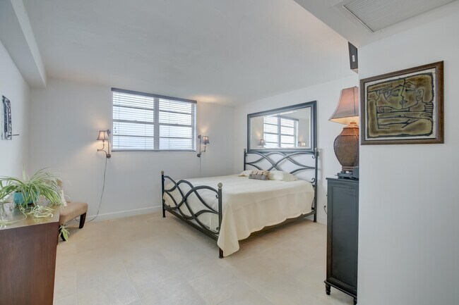 Building Photo - 3000 S Ocean Dr