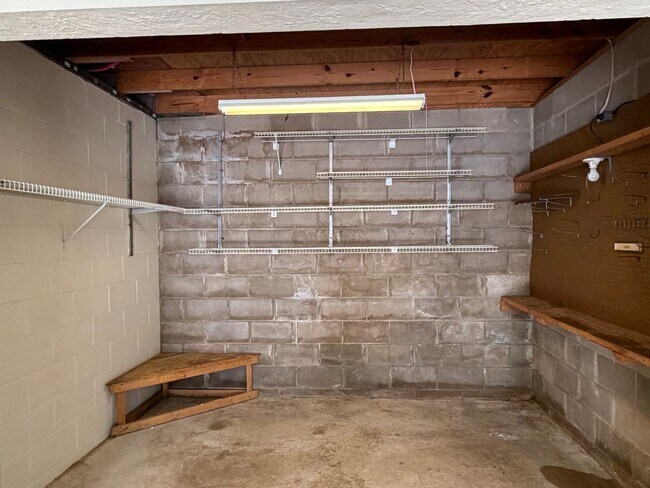 Building Photo - 2513 Winona Ave