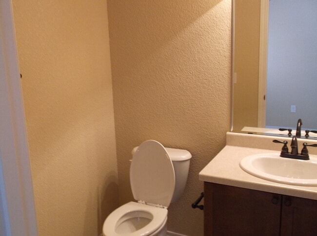 Building Photo - 3 BEDROOM, 2.5 BATH, 2 CAR ATTACHED GARAGE TOWNHOUSE