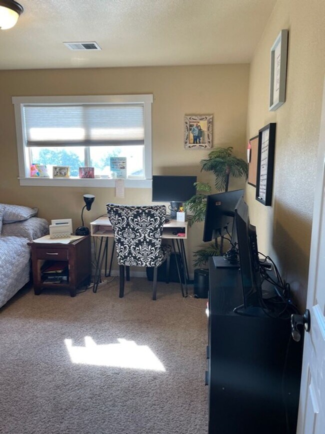 Building Photo - Gorgeous End-Unit Townhome Backing to Open Space!