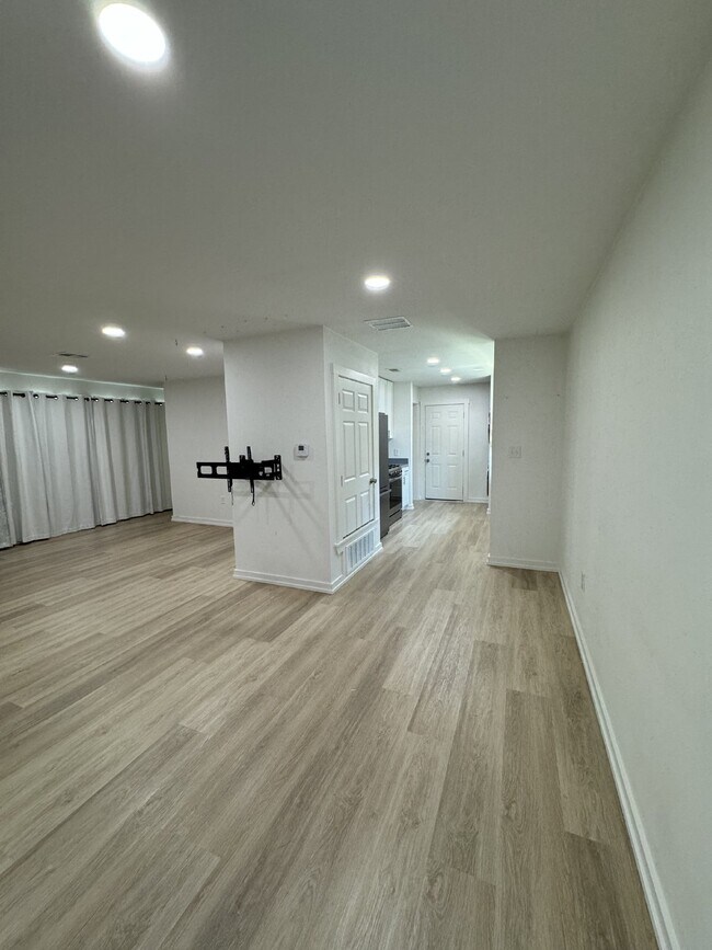 Building Photo - "Charming 1-Bedroom Haven with 1.5 Baths on Hines Avenue, Waco"