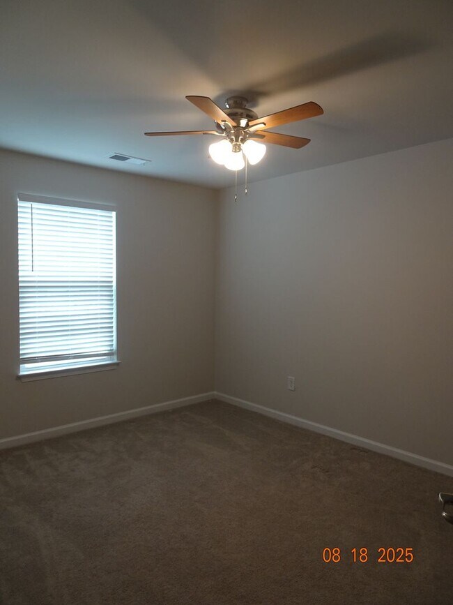 Building Photo - 3 Bedrooms, 2.5 Bathrooms Townhouse Rental