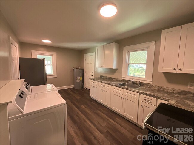 Building Photo - 611 Hoover Dr