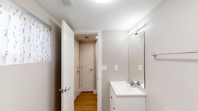 Building Photo - 12 Hawaii Ave NE