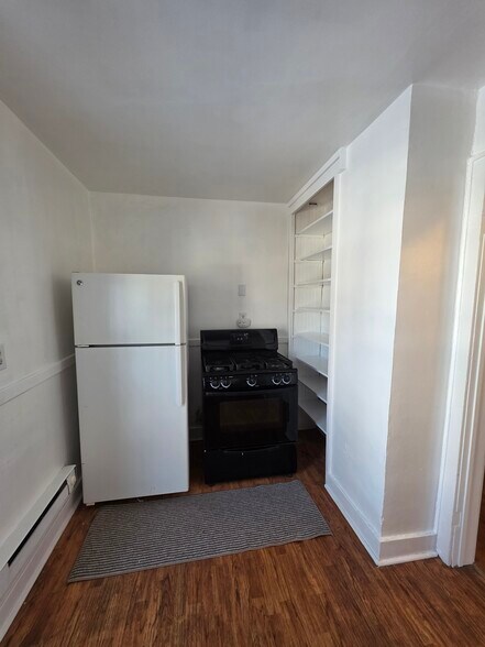 Building Photo - 833 10th St NW