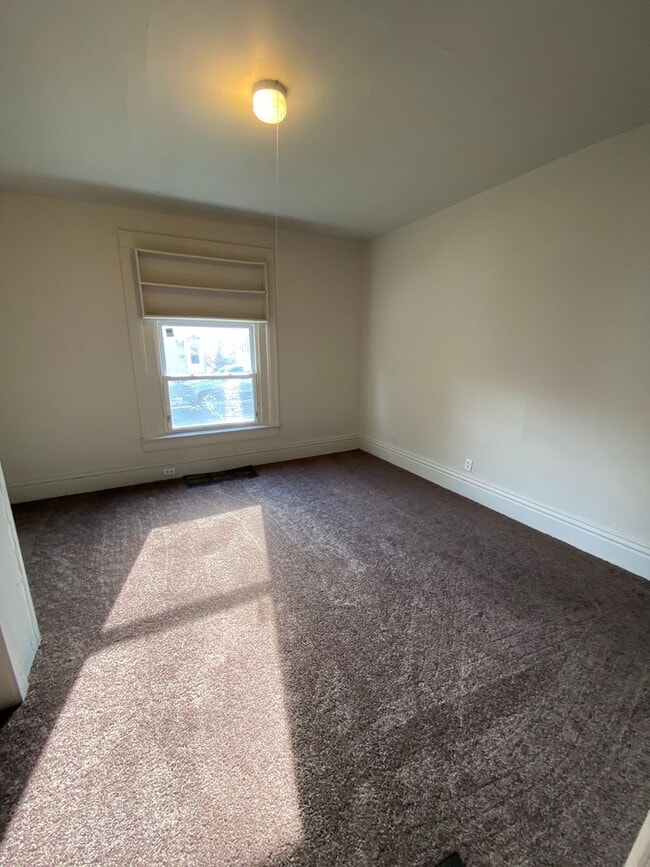 Building Photo - 812 Huestis Ave