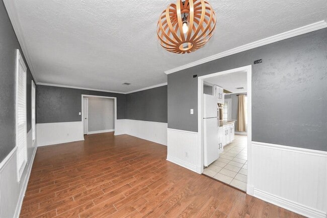 Building Photo - 9422 Val Verde St