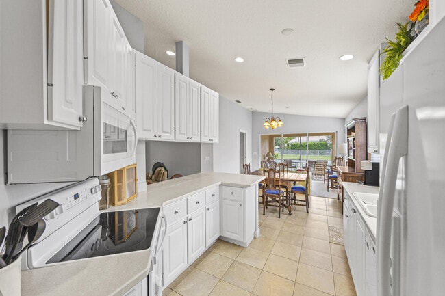 Building Photo - 12120 SW Elsinore Dr