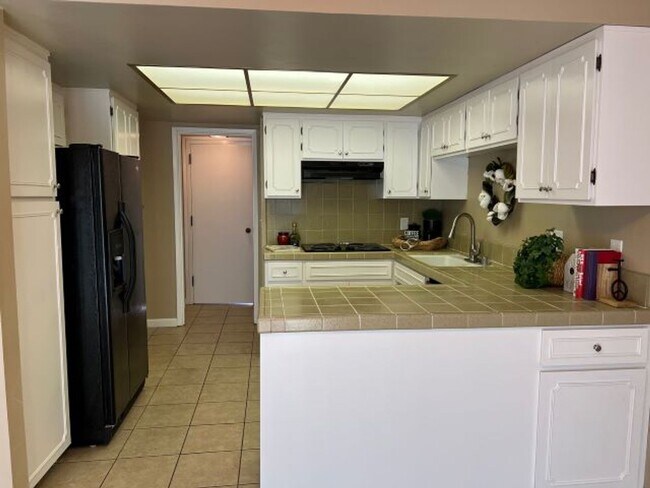 Building Photo - Spacious Los Gatos town home with two car garage.