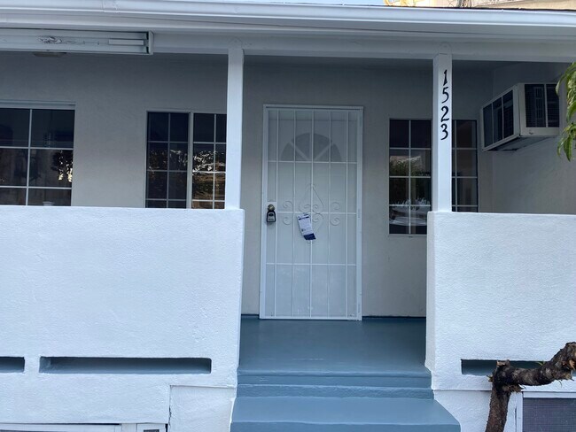 Primary Photo - 1523 N Mariposa Ave