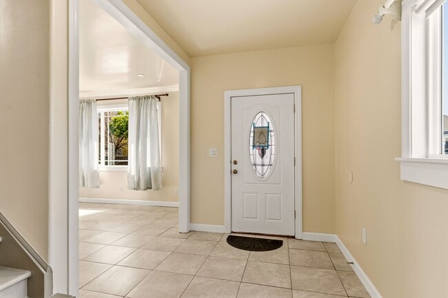 Building Photo - Newly Remodeled 4-Bedroom Oakland Duplex with Gated Parking